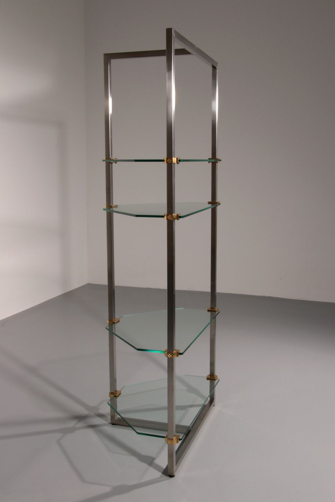 photo furniture Peter Ghyczy 1970 Corner Cabinet – Iconic Stainless Steel & Aluminum Model R16
