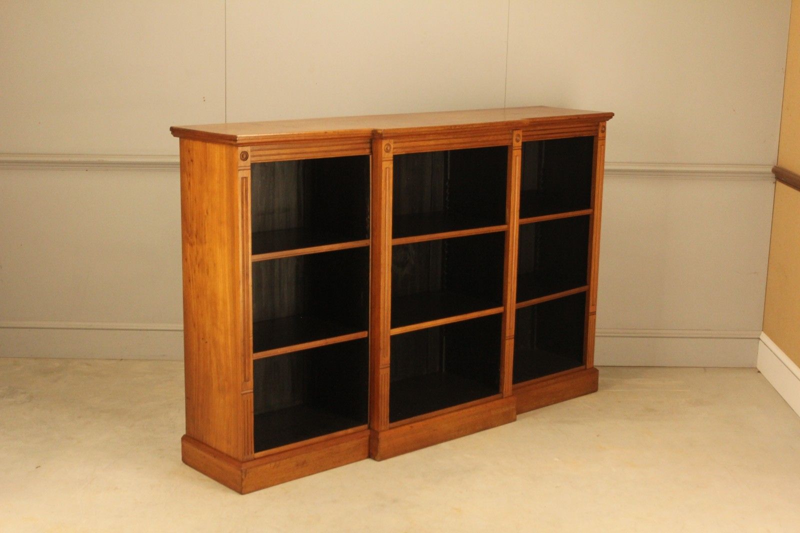 4750.0 A Fine Pair Of Edwardian Mahogany Breakfront Open Bookcases photo