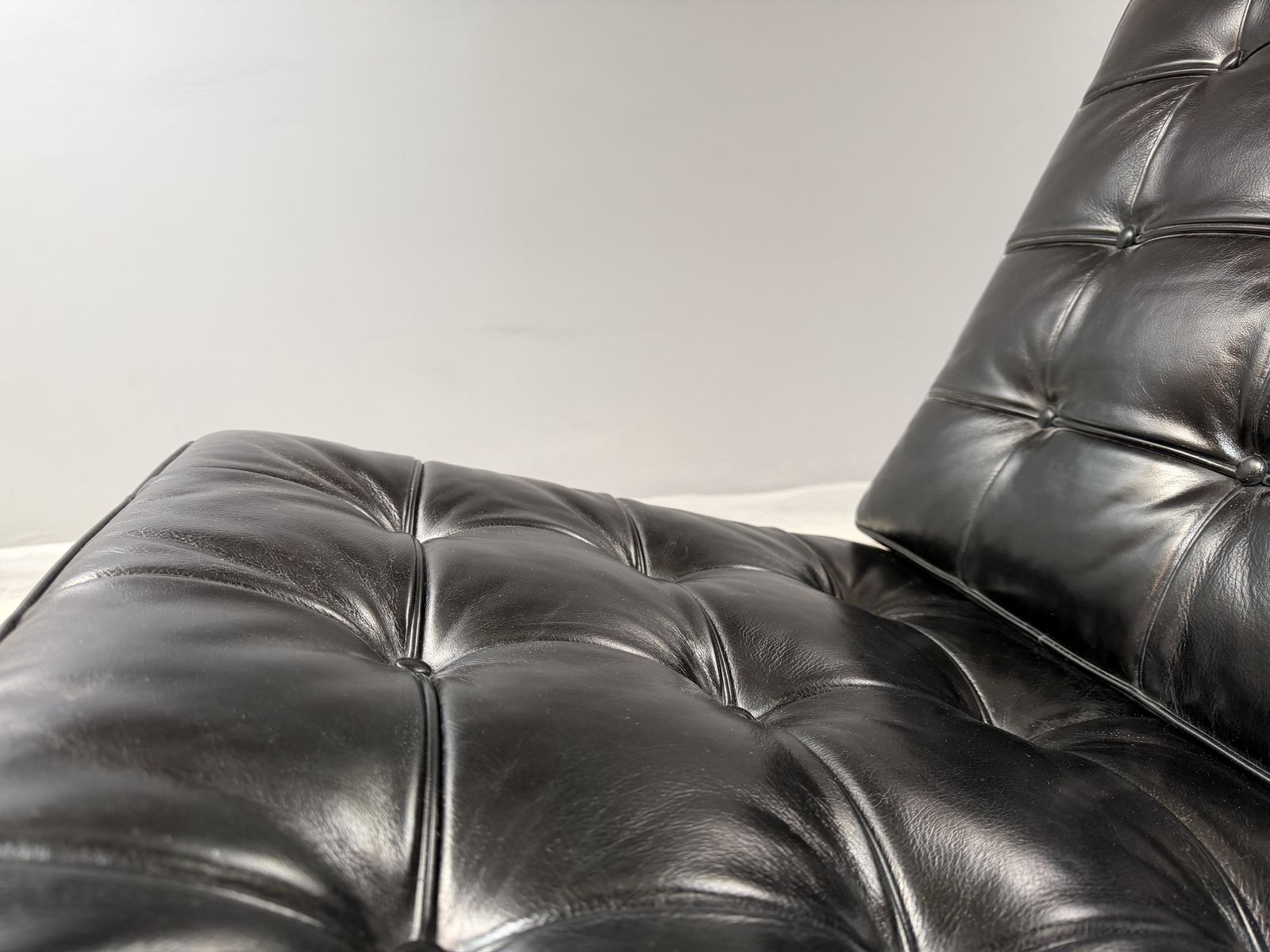 Furniture Barcelona Chair Leather Lounge Black Accent Chair Bauhaus Statement Armchair photo