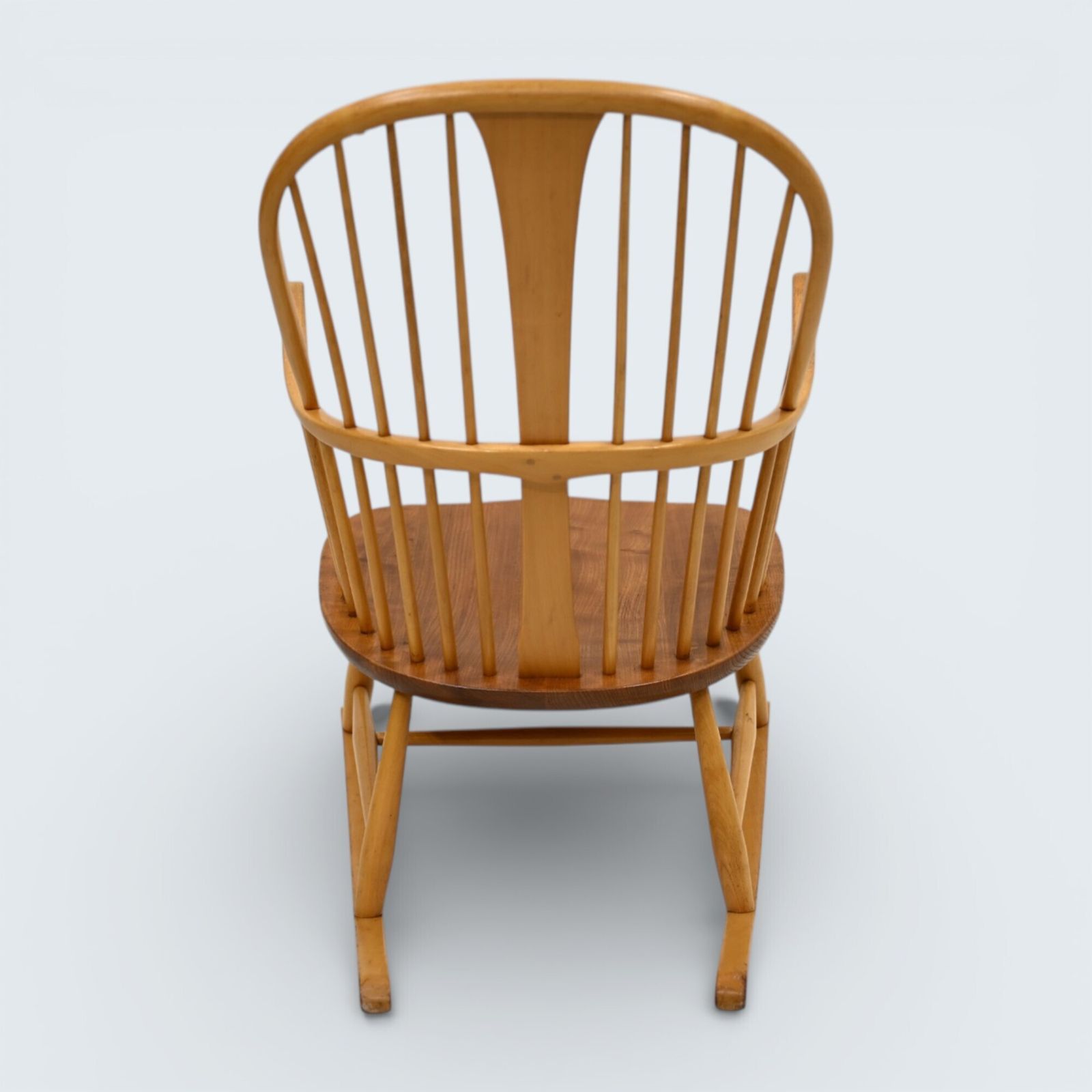 photo vintage Ercol Model 473 Windsor Vintage Bow Back Rocking Chair Free Uk Delivery