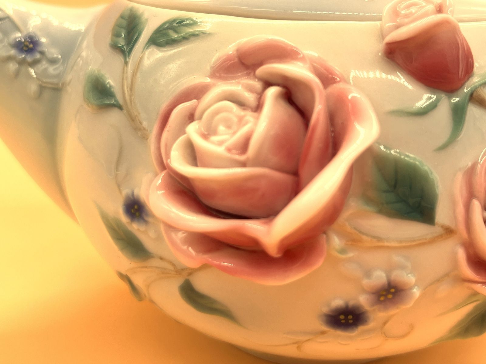 photo furniture Franz / Royal Doulton Porcelain Pink English Garden Rose Design Teapot. Fz00648.