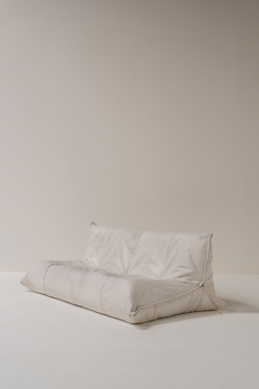 Yoko 3 Seater Sofa By Michel Ducaroy For Ligne Roset, Original White Leather, 1970s photo vinterior