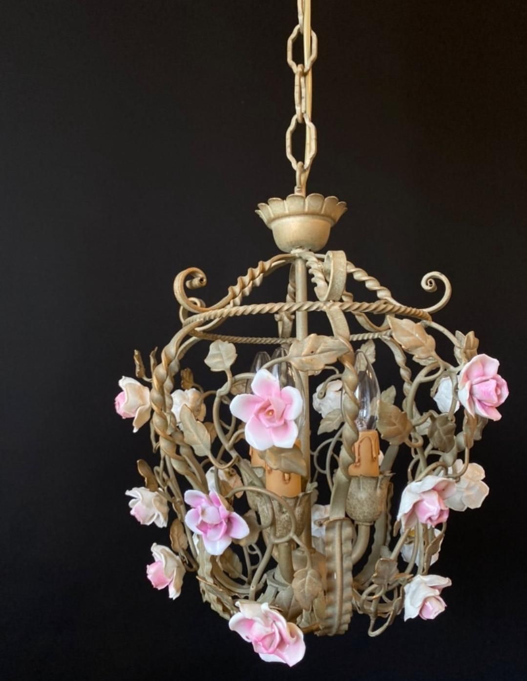 Luminaires Duty Free USA. Lustre d'époque en forme de cage à oiseaux avec roses en céramique photo