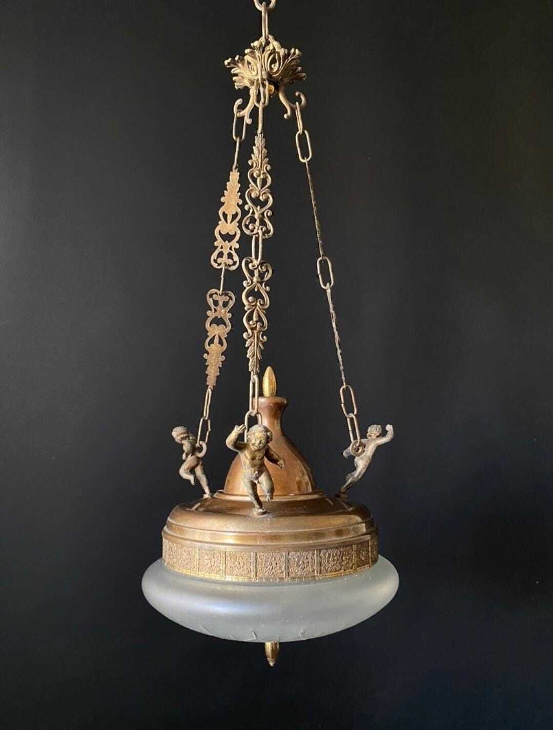Duty Free USA. Antieke messing en glazen kroonluchter uit Italië met cherubijnen photo for sale