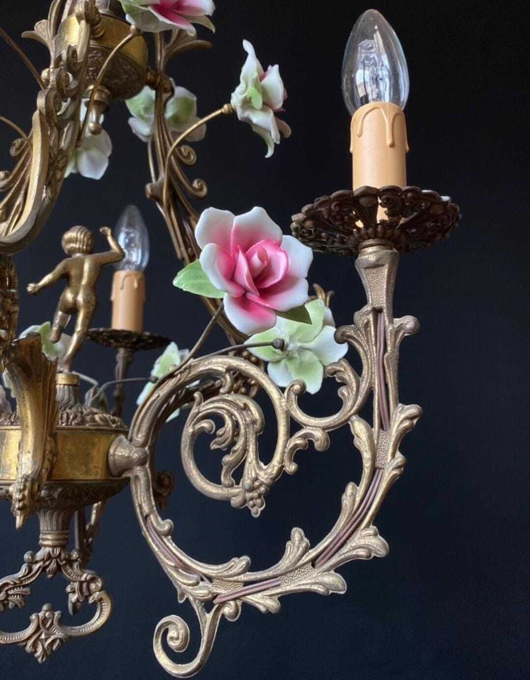 Lustre d'époque avec roses en céramique et chérubin, hors taxes pour les États-Unis photo buy