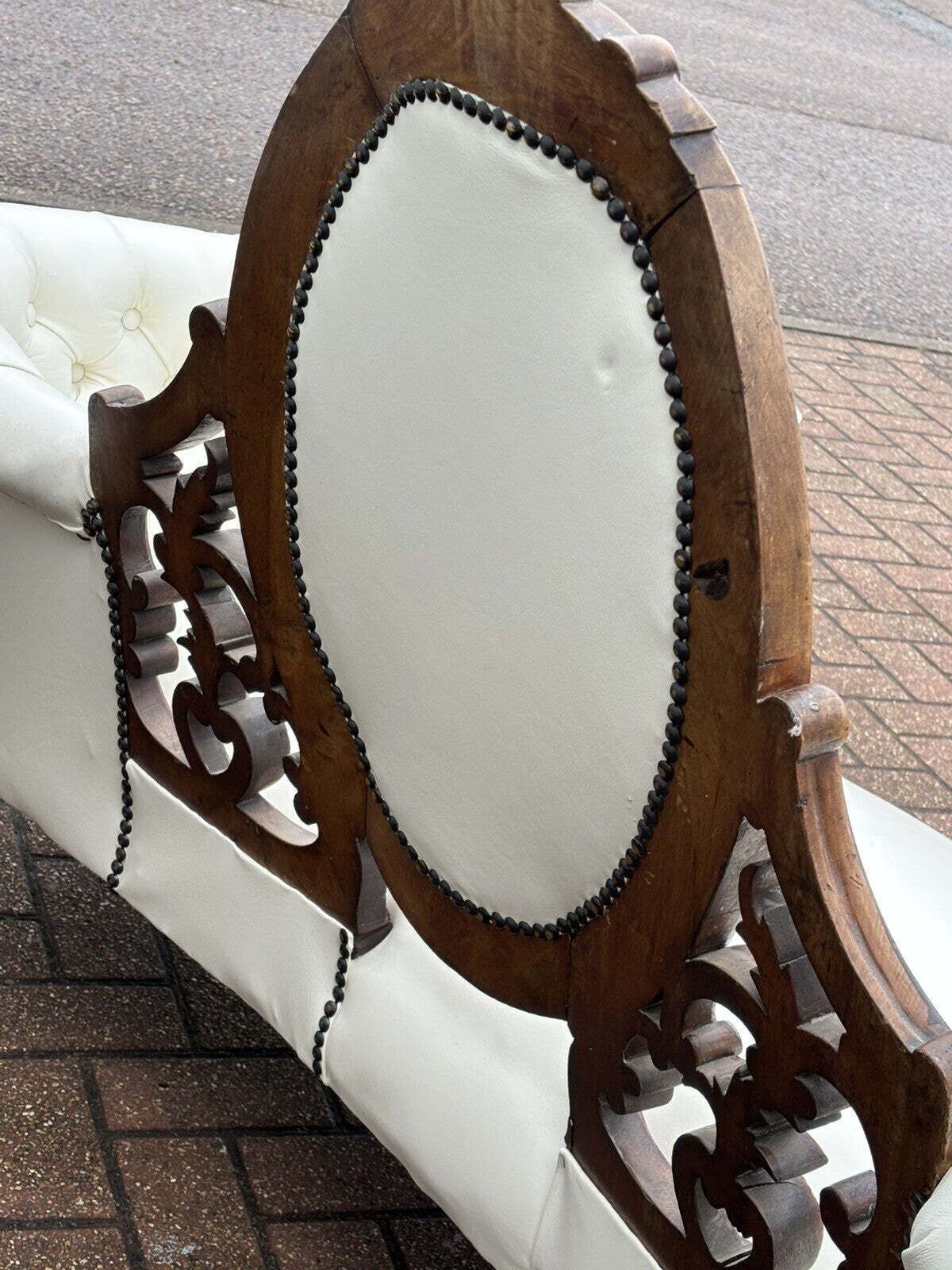 photo vinterior Victorian Sofa In White Leather, Walnut Show Frame, Cabriole Legs.