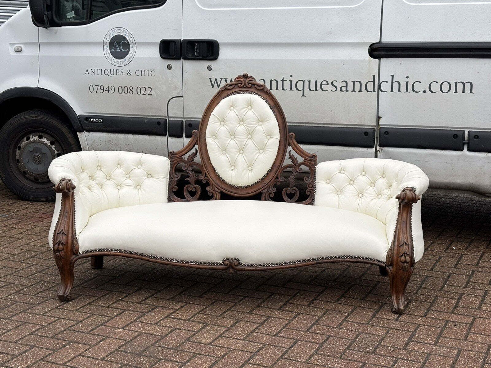 photo vintage Victorian Sofa In White Leather, Walnut Show Frame, Cabriole Legs.