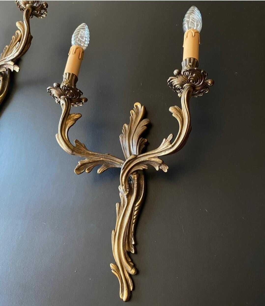 Invoervrij voor de VS. Paar antieke bronzen wandlampen photo vinterior