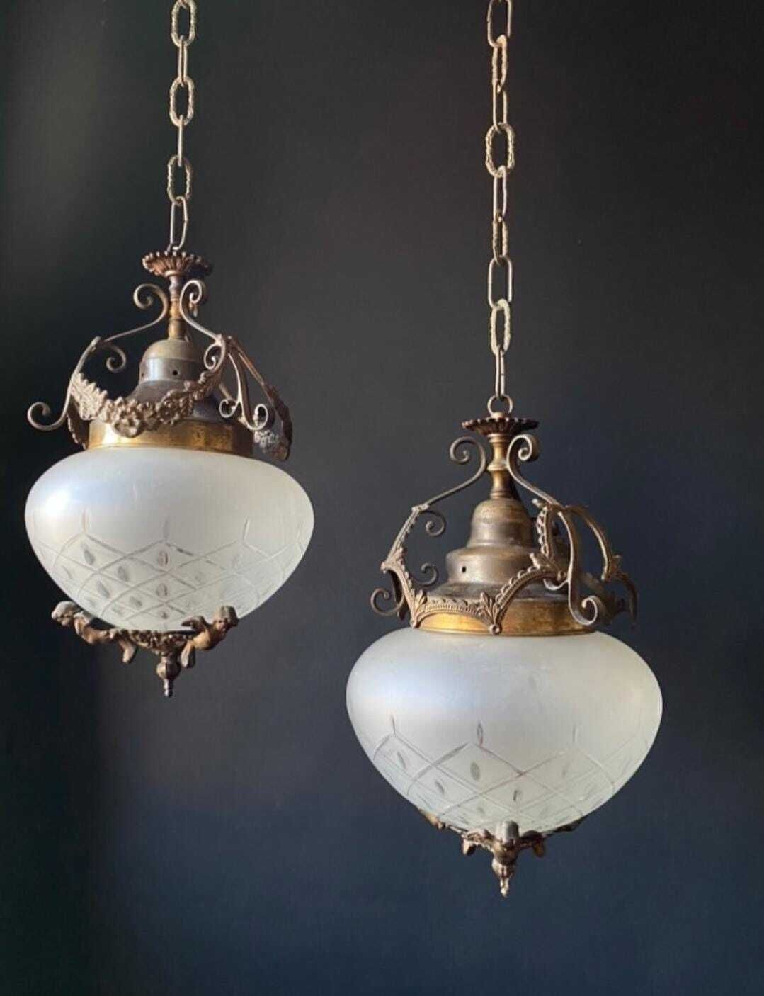 Paire de lustres d'époque, hors taxes pour les États-Unis photo for sale