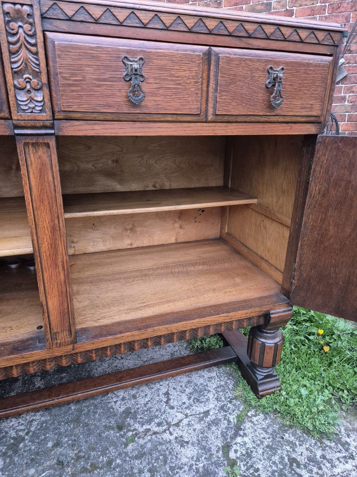 photo vinterior Gorgeous Antique Oak Sideboard With 2 Drawers And 2 Cupboards