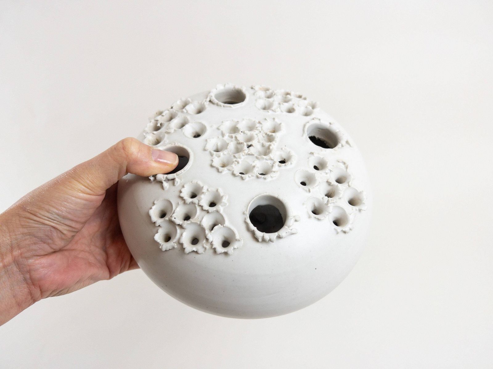 Vase de studio Aage Würtz, bougeoir en céramique blanche, style danois moderne photo for sale