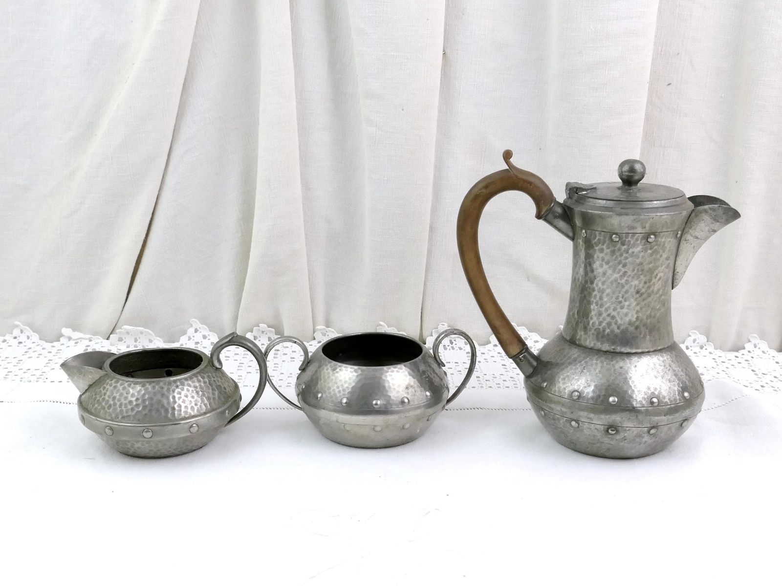Antiek Engels handgeklopt tinnen koffieservies met pot, roomkannetje en suikerpot door W & Co, Arts and Crafts-stijl, Victoriaans tijdperk, Engeland photo for sale