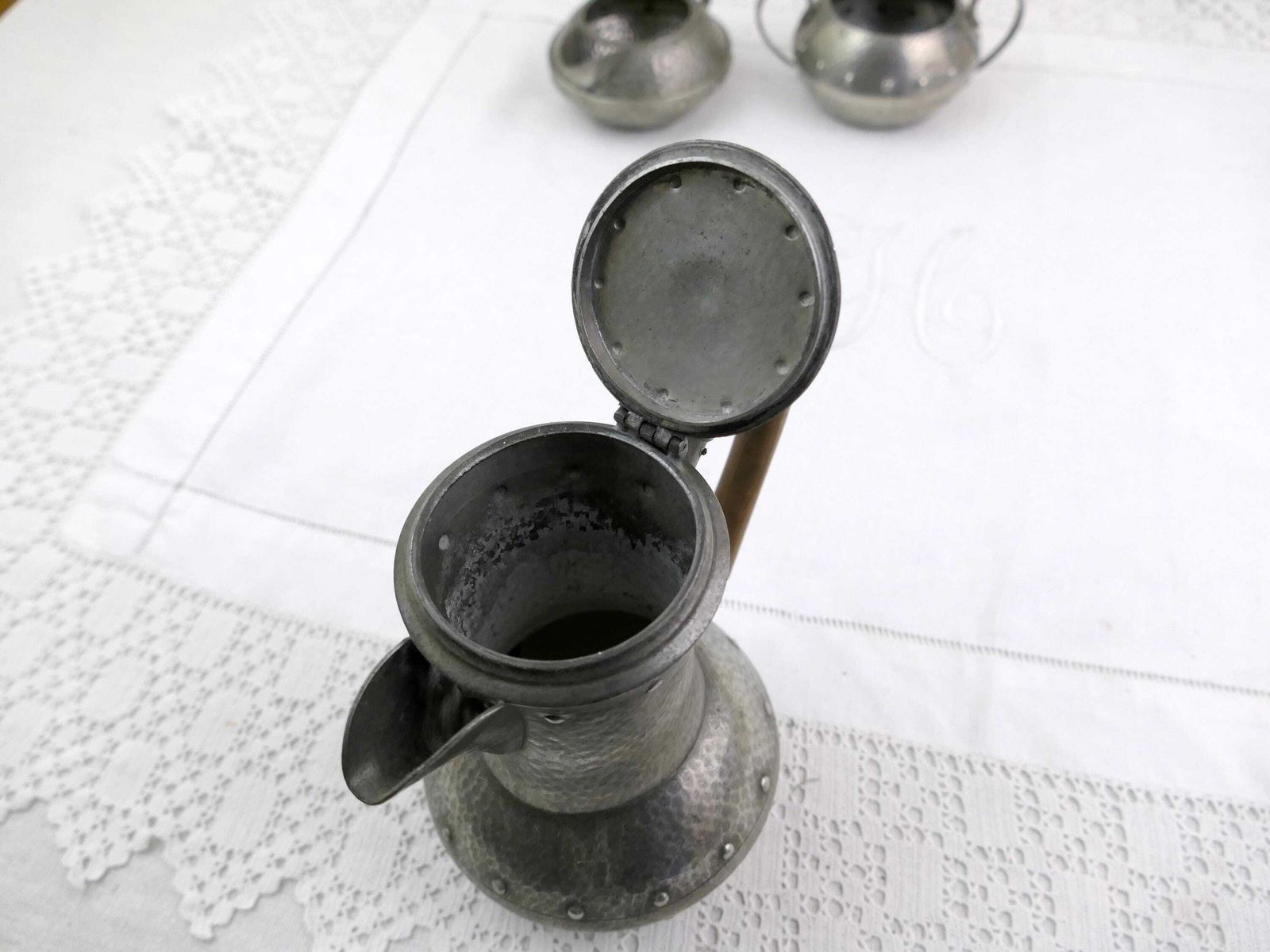 Service à café d'époque en étain martelé à la main W & Co, avec pot, crémier et sucrier, de style Arts and Crafts, Angleterre, époque victorienne photo vinterior