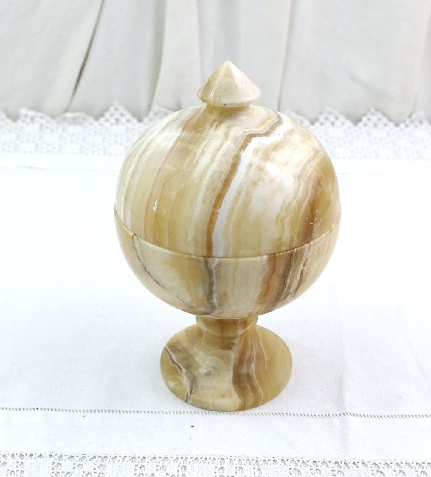 Grote vintage gesneden gepolijste geaderde onyx decoratieve sieradendoos op voetjes, grote retro stenen sierdoos met deksel in apothekersstijl photo furniture