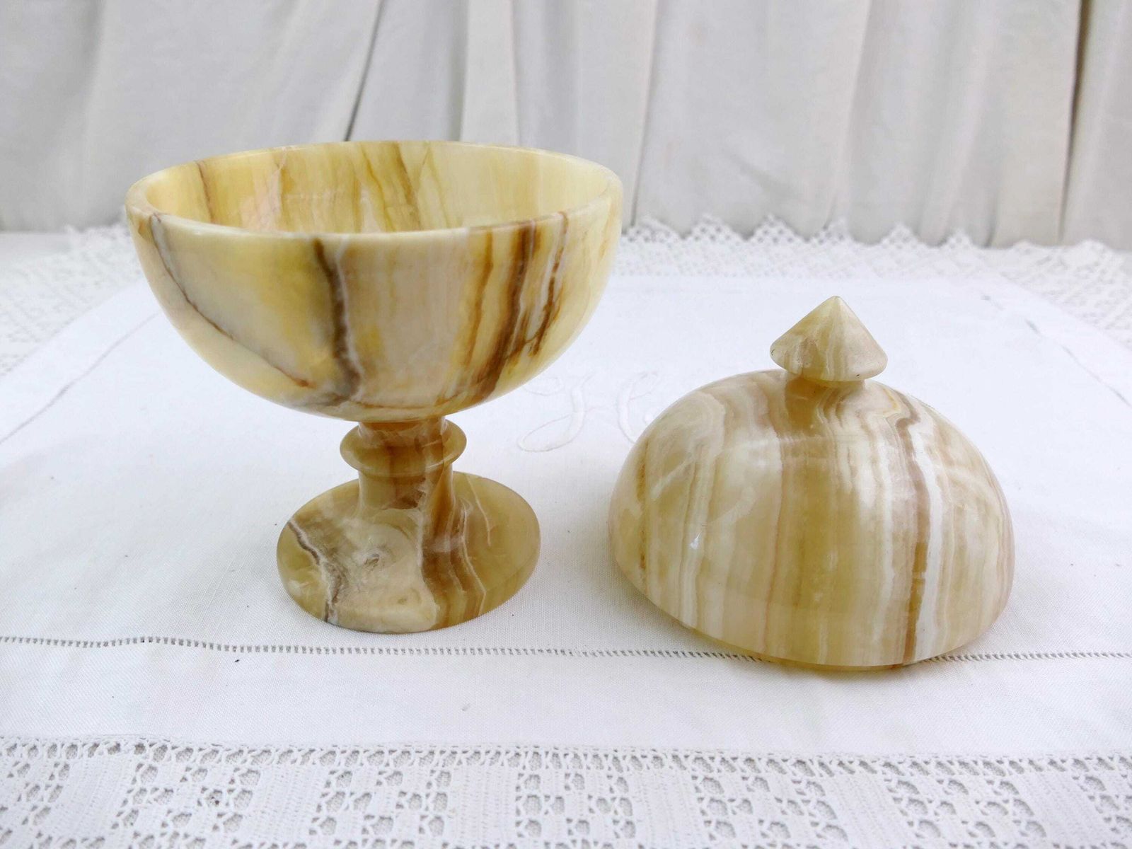 Grote vintage gesneden gepolijste geaderde onyx decoratieve sieradendoos op voetjes, grote retro stenen sierdoos met deksel in apothekersstijl photo for sale
