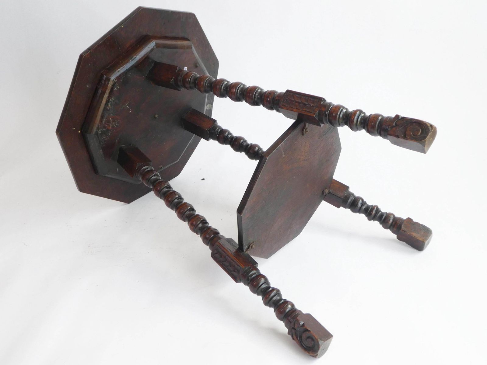 Antique Wooden Table Bobbin Legs, Tripod Side Table With Floral Carvings And Twisted Legs, Plant Stand, Farmhouse Decor photo vintage