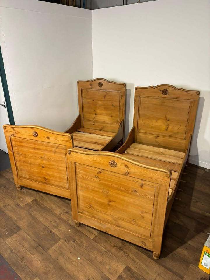 Pair Of Victorian Pine Single Beds photo vinterior
