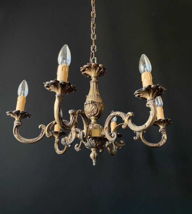 Duty Free USA. Lustre en laiton d'époque photo for sale