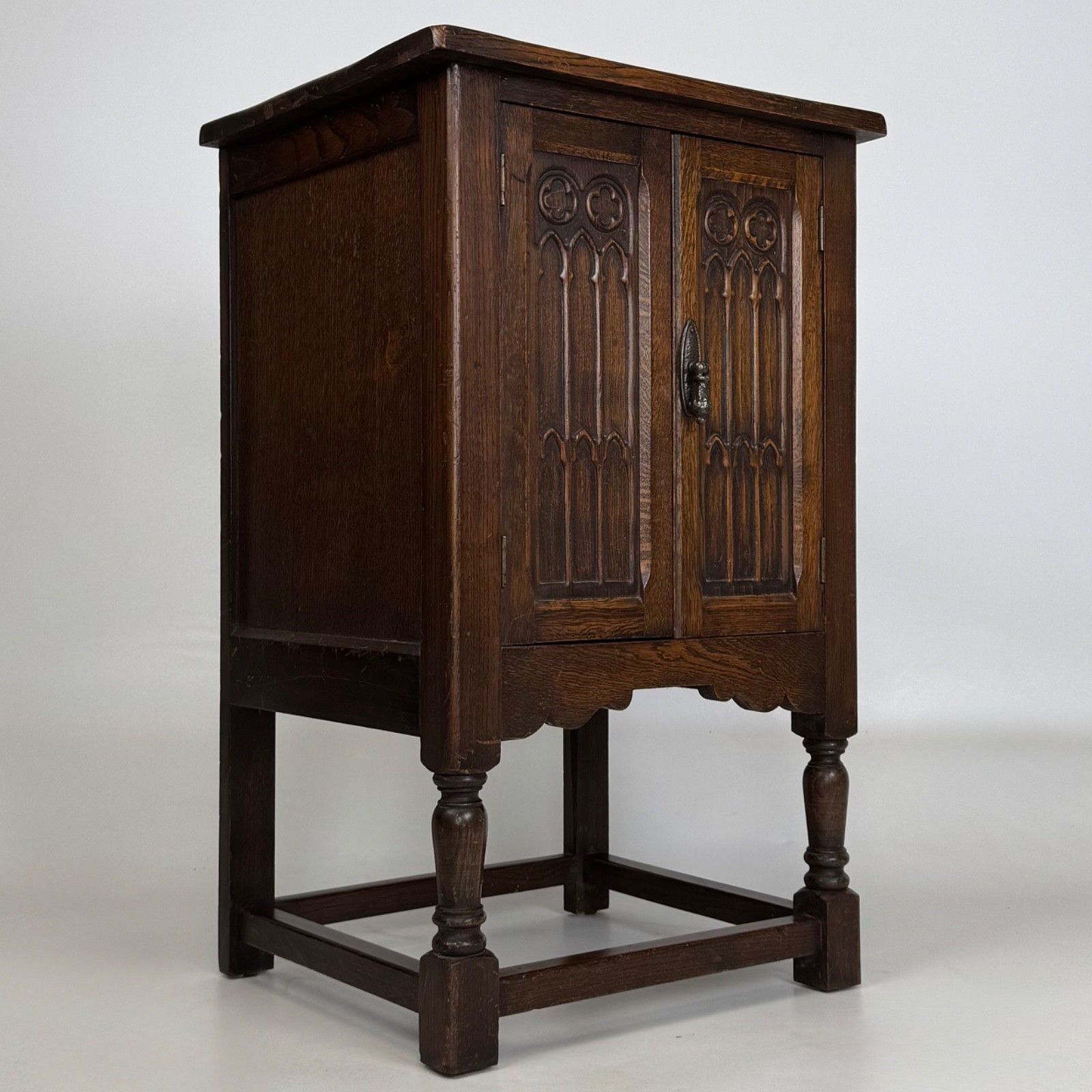 photo furniture Antique 20th Century Small Carved Oak Cupboard ( Af 5530 )