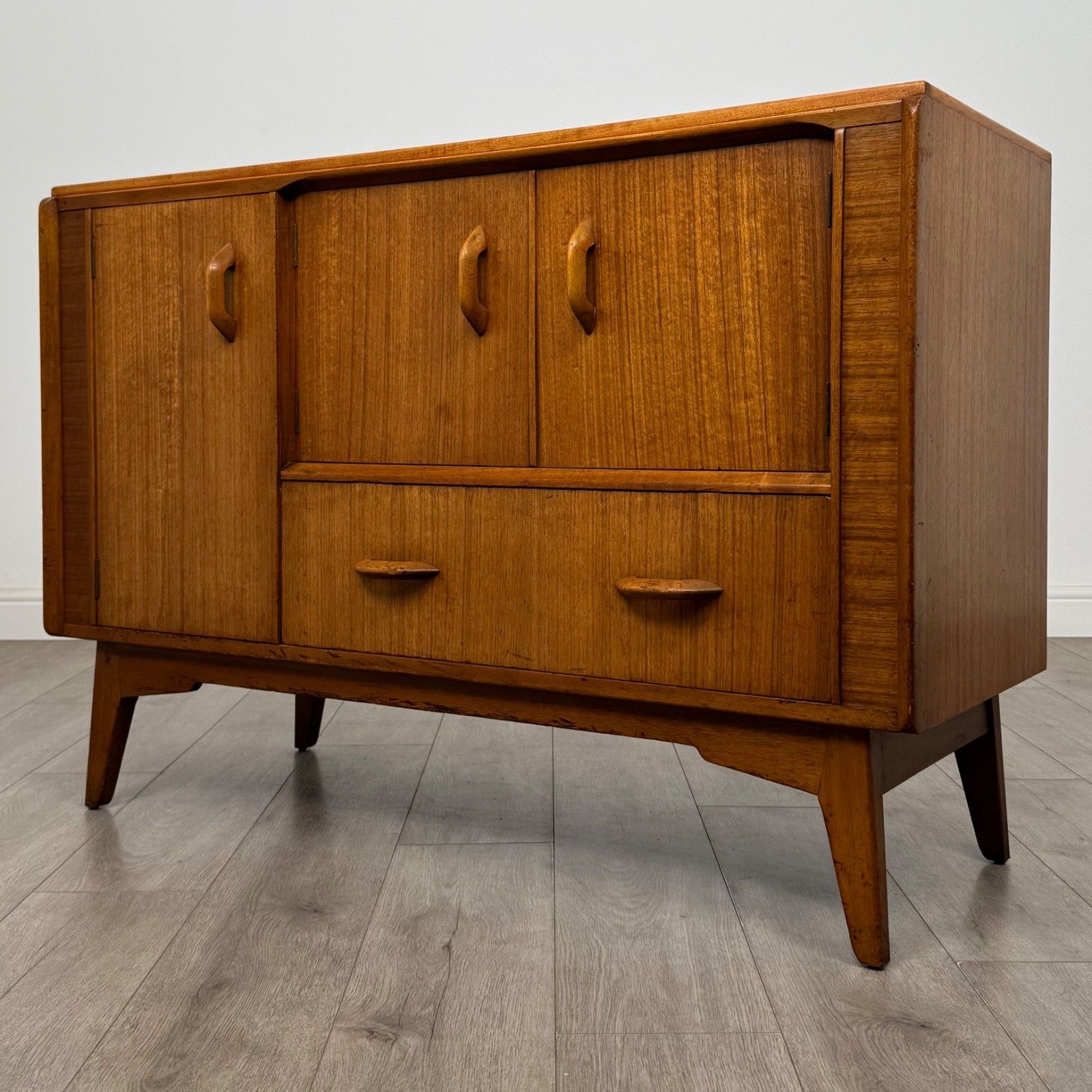 Vintage 20th Century Good Quality Sideboard In Walnut ( Af 5509 ) photo for sale