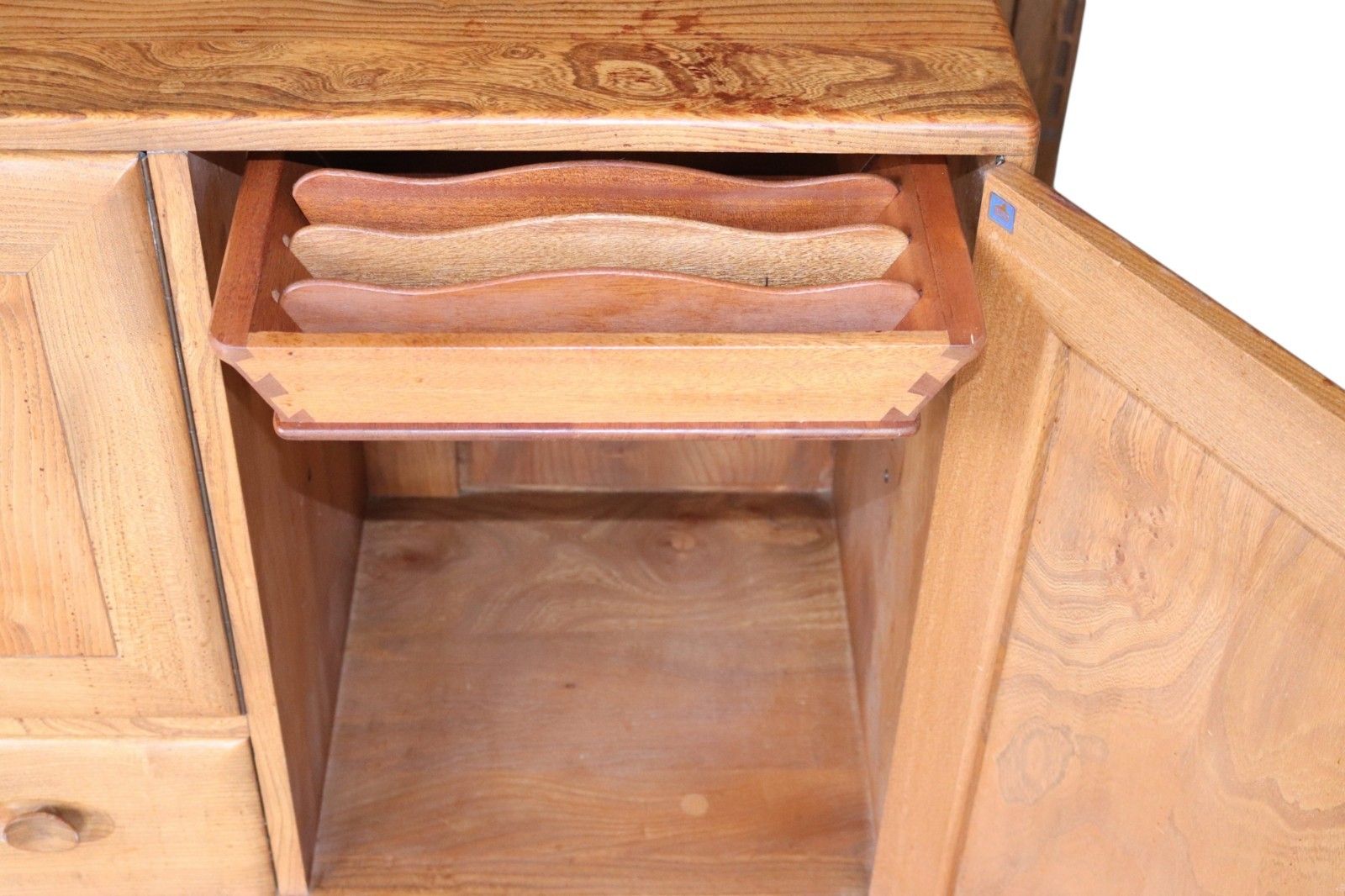 photo vintage Vintage Ercol 467 Windsor Sideboard Blonde Elm Blue Label Mcm 1960s