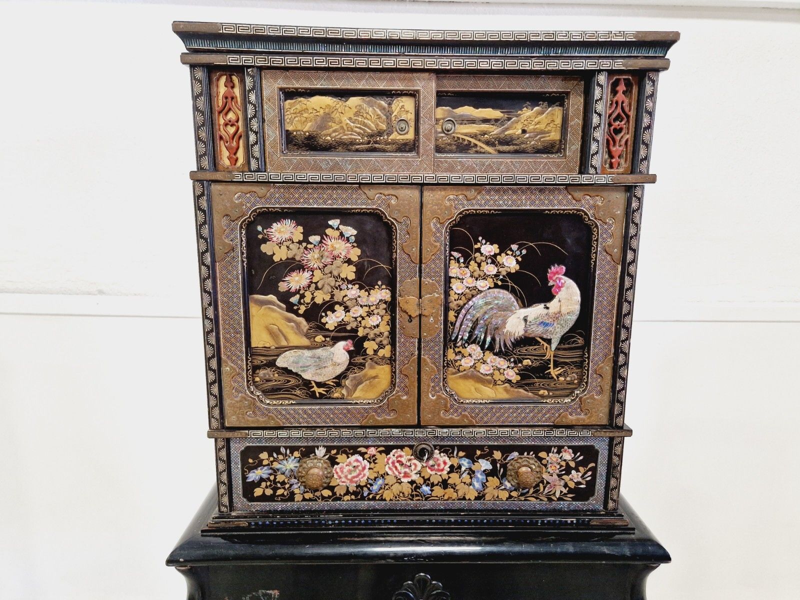 photo vinterior Antique Japanese Cabinet 19th Century Lacquered Mother Of Pearl 1850