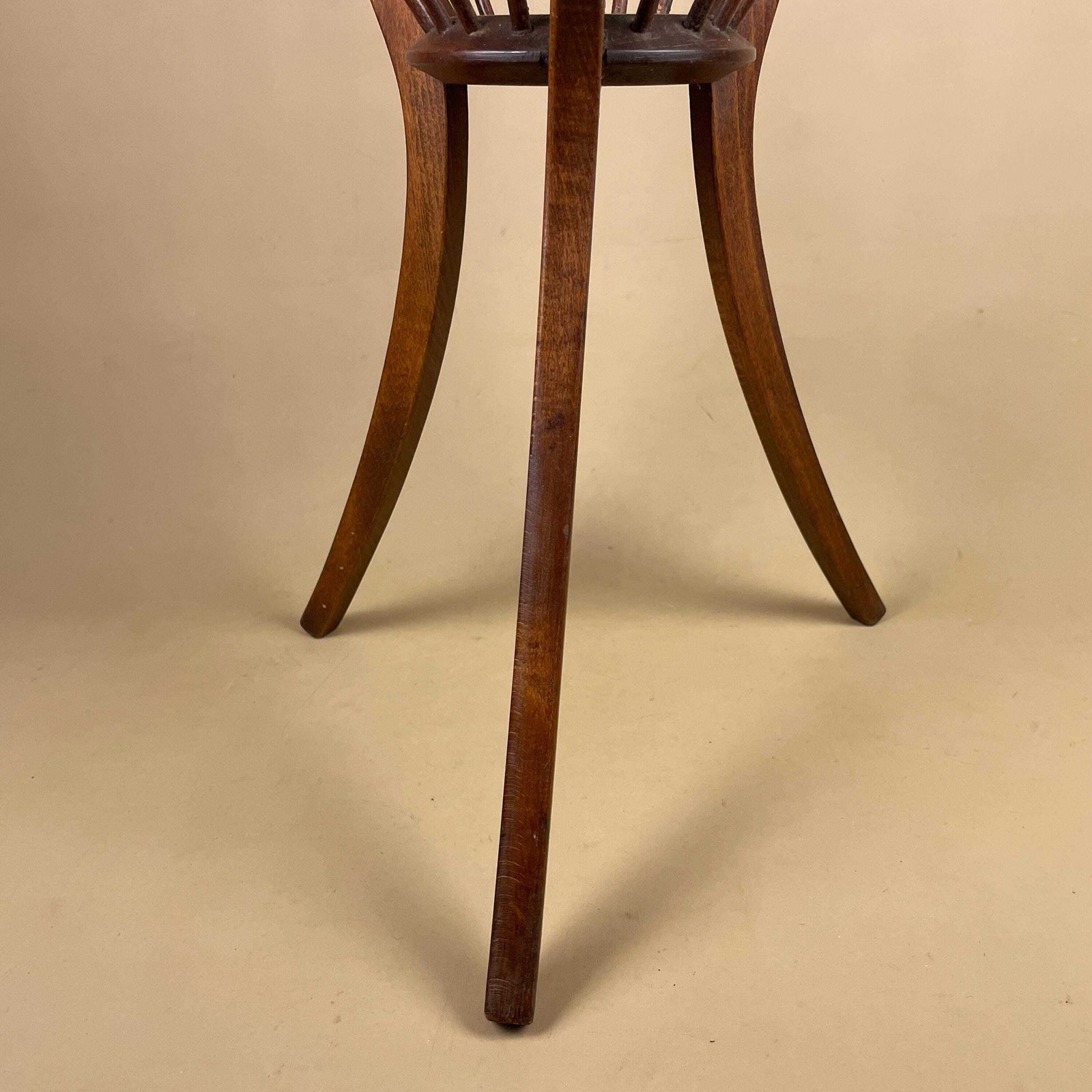photo furniture Beech Bentwood Wooden Standing Planter Plant Stand Pedestal Vintage Wood Round Circle Display Circular Table Pedestal Jardiniere Holder