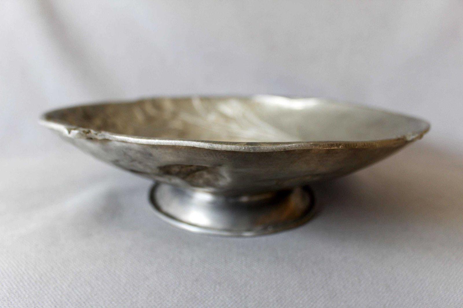 photo vinterior Extra Large Vintage Pewter Centerpiece Bowl, Etain 92% Erve, Embossed Style Art Nouveau, Iris, Flowers, Serving Tray, Fruit Bowl, 2.5 Kilos