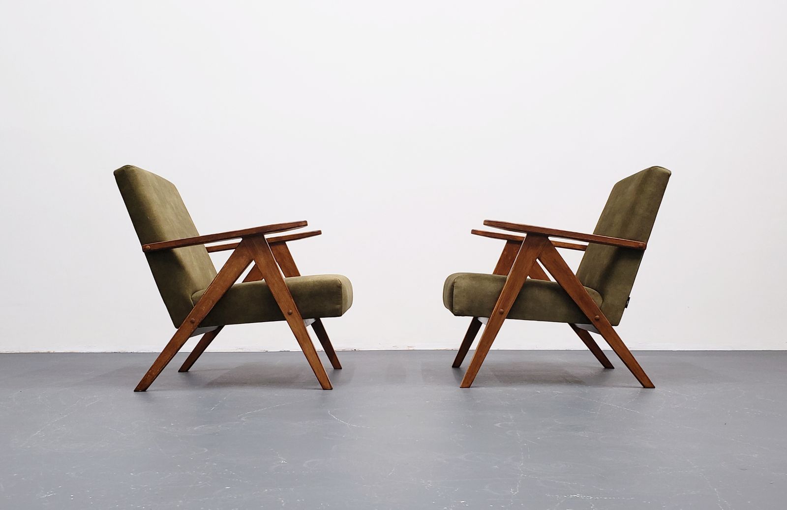 Mid Century Easy Chair Model B   310 Var In Forest Green Velvet photo furniture
