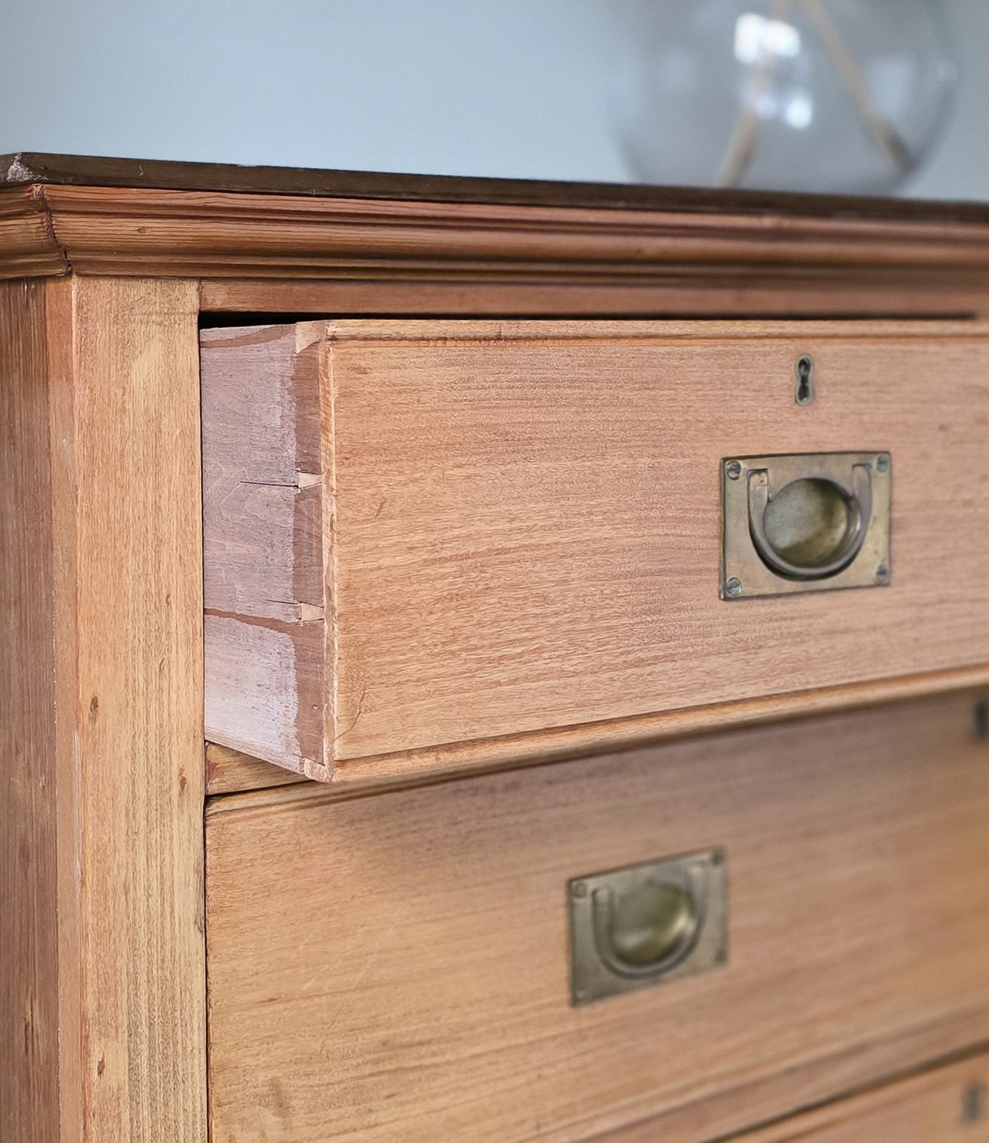photo vinterior Antique Pine Merchants Chest Of Drawers