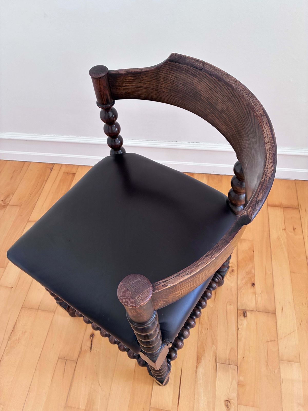 photo furniture Antique Edwardian Bobbin Corner Chair, English 1900