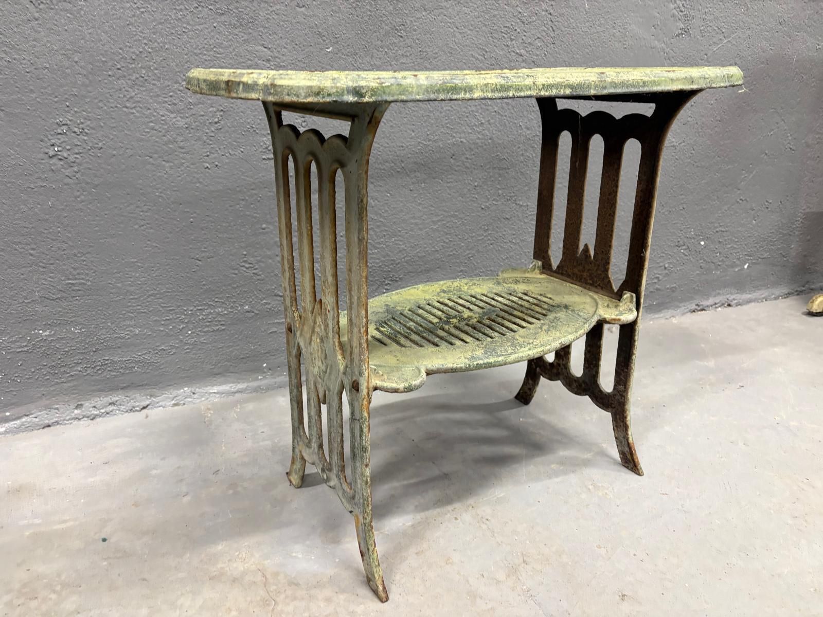 Vintage Metalen Tafel Met Geïntegreerde Opening En Onderste Schap photo Meubels