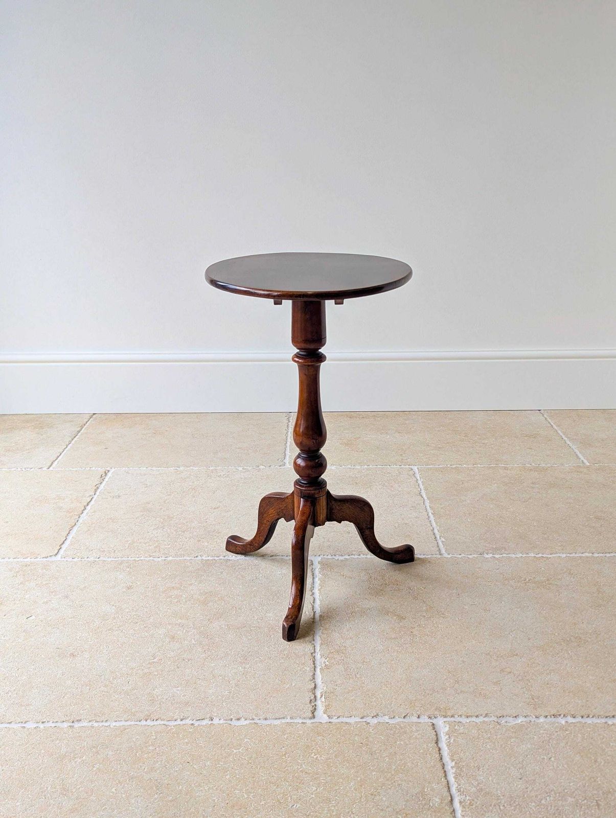 photo vintage Antique Georgian Mahogany Oval Tilt Top Tripod Wine Table C.1820
