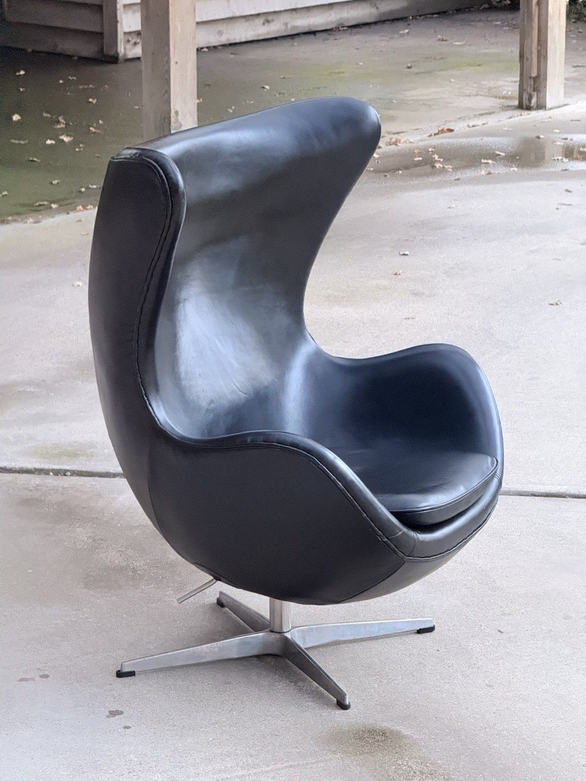 Arne Jacobsen Egg Chair Model 3316 Fritz Hansen Style Swivel Lounge Chair. photo vinterior