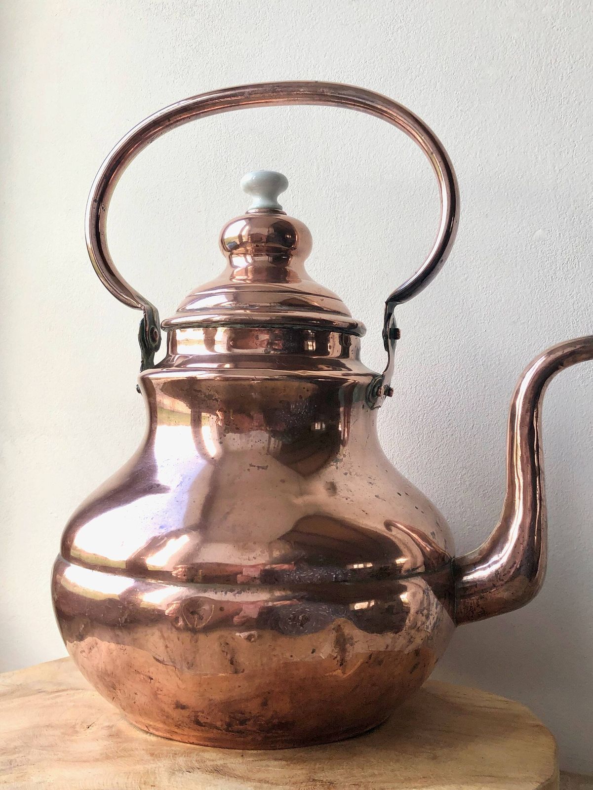 Bouilloire vintage en cuivre, théière en cuivre, cuisine rustique, cuivrerie, ustensiles de cuisine anciens photo vinterior