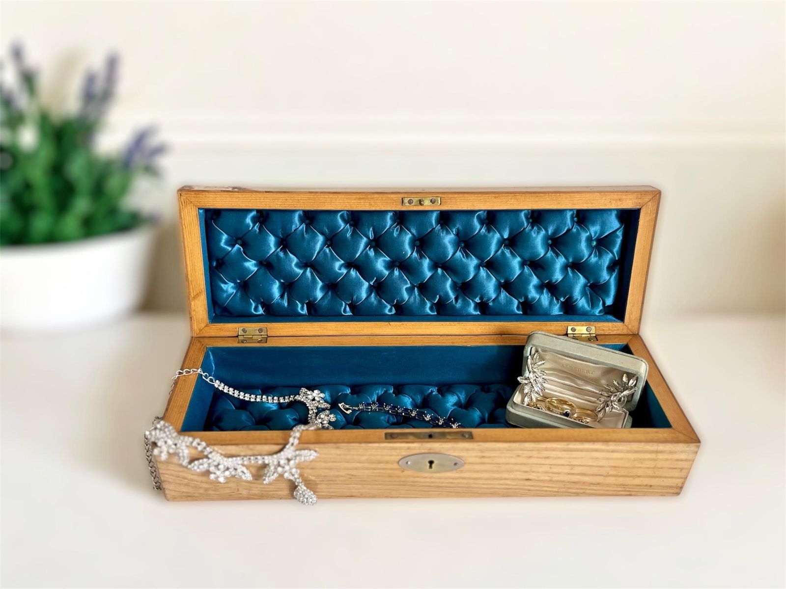 Boîte à gants d'époque, soie turquoise matelassée, France