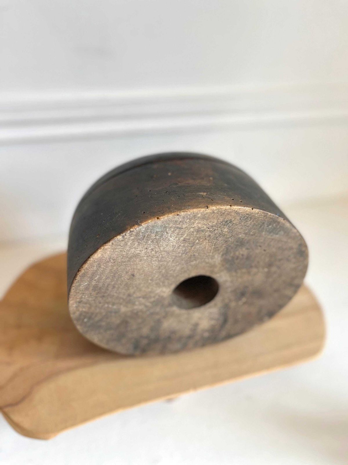 Forme à chapeau ancienne en bois, patine sombre - moule de modiste photo for sale