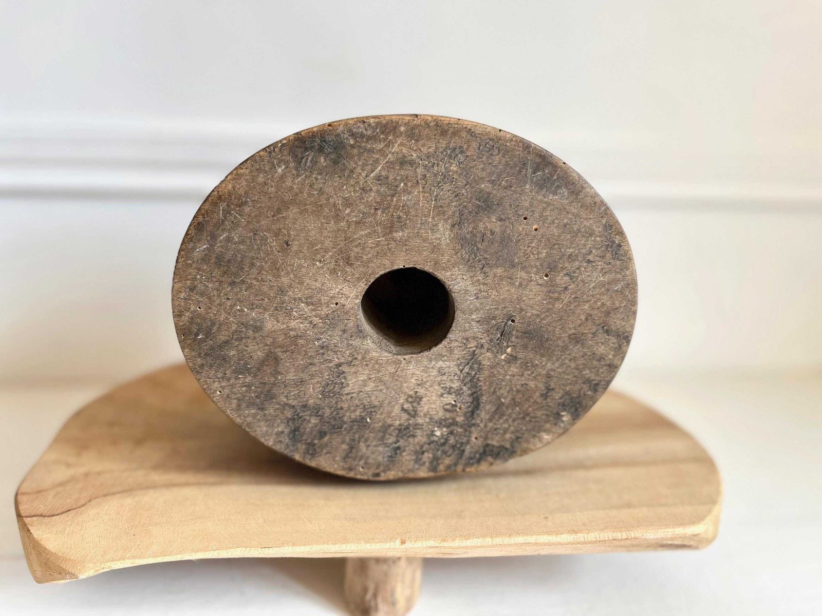 Forme à chapeau ancienne en bois, patine sombre - moule de modiste photo vinterior