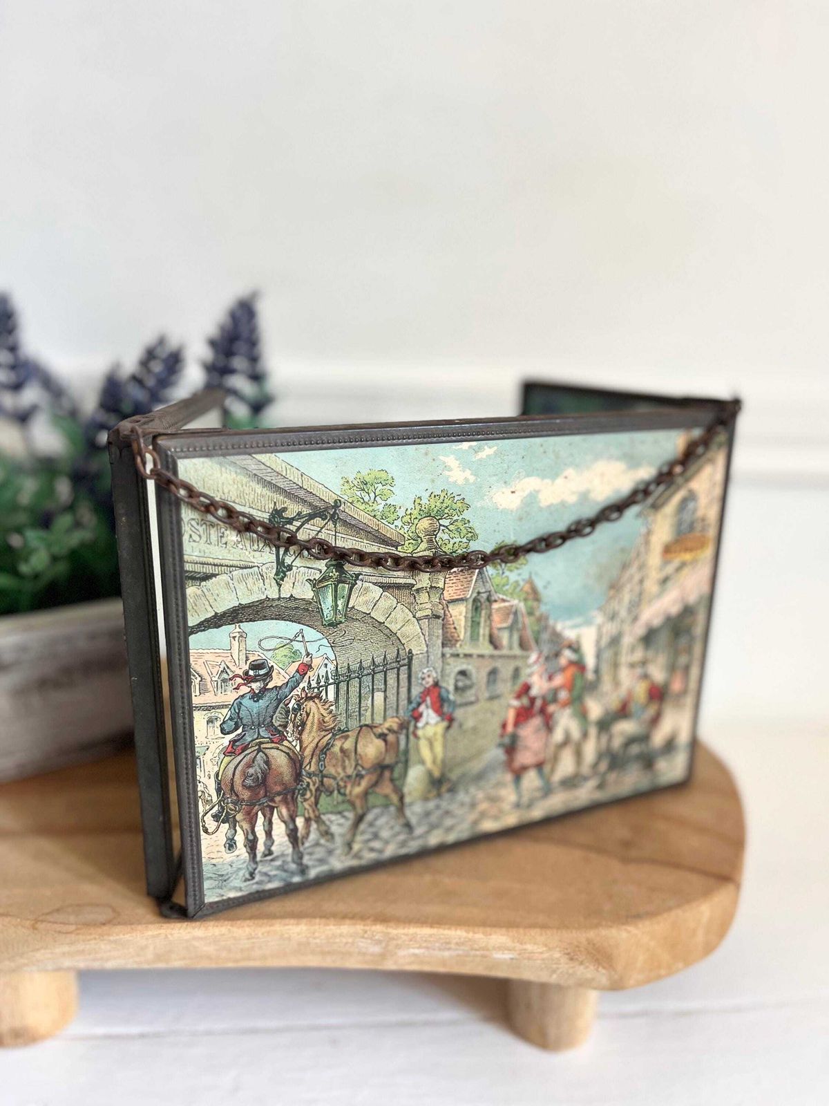 Miroir triptyque d'époque, scènes de village et de campagne françaises, miroir de barbier photo for sale