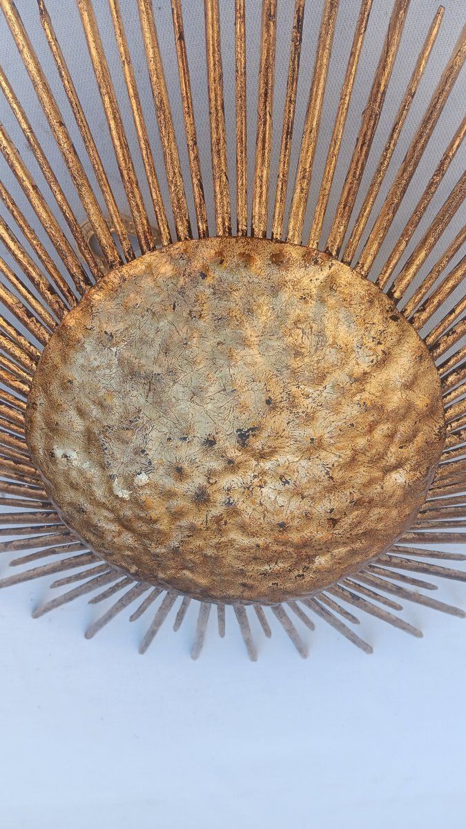 Plafonnier espagnol en métal doré à la feuille d'or, forme soleil, années 1960 photo Luminaires