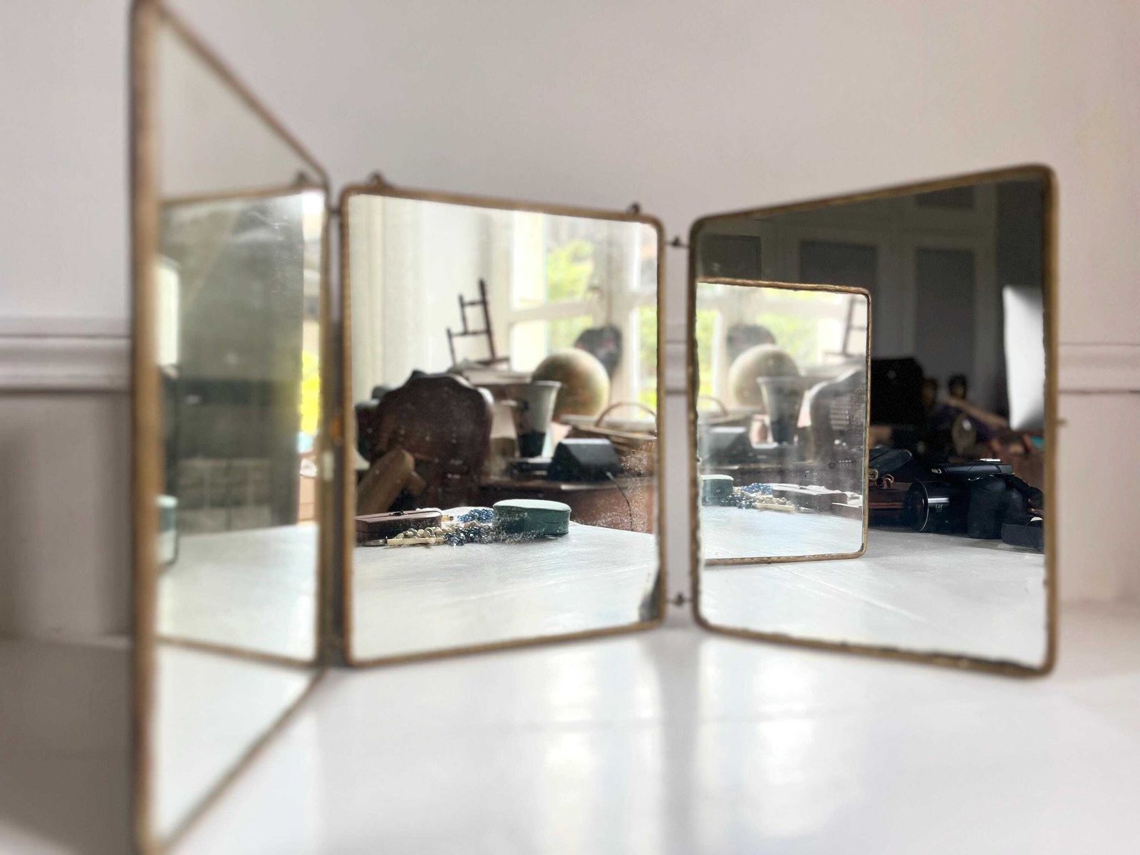 Miroir triptyque d'époque français, métal peint et cuir bordeaux photo for sale