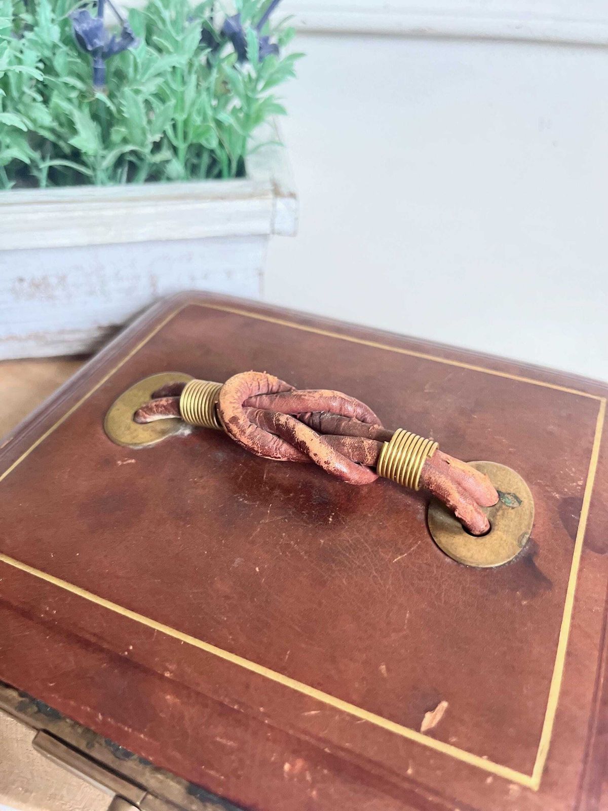 Étui à gants d'époque en cuir, sac à gants extensible photo furniture