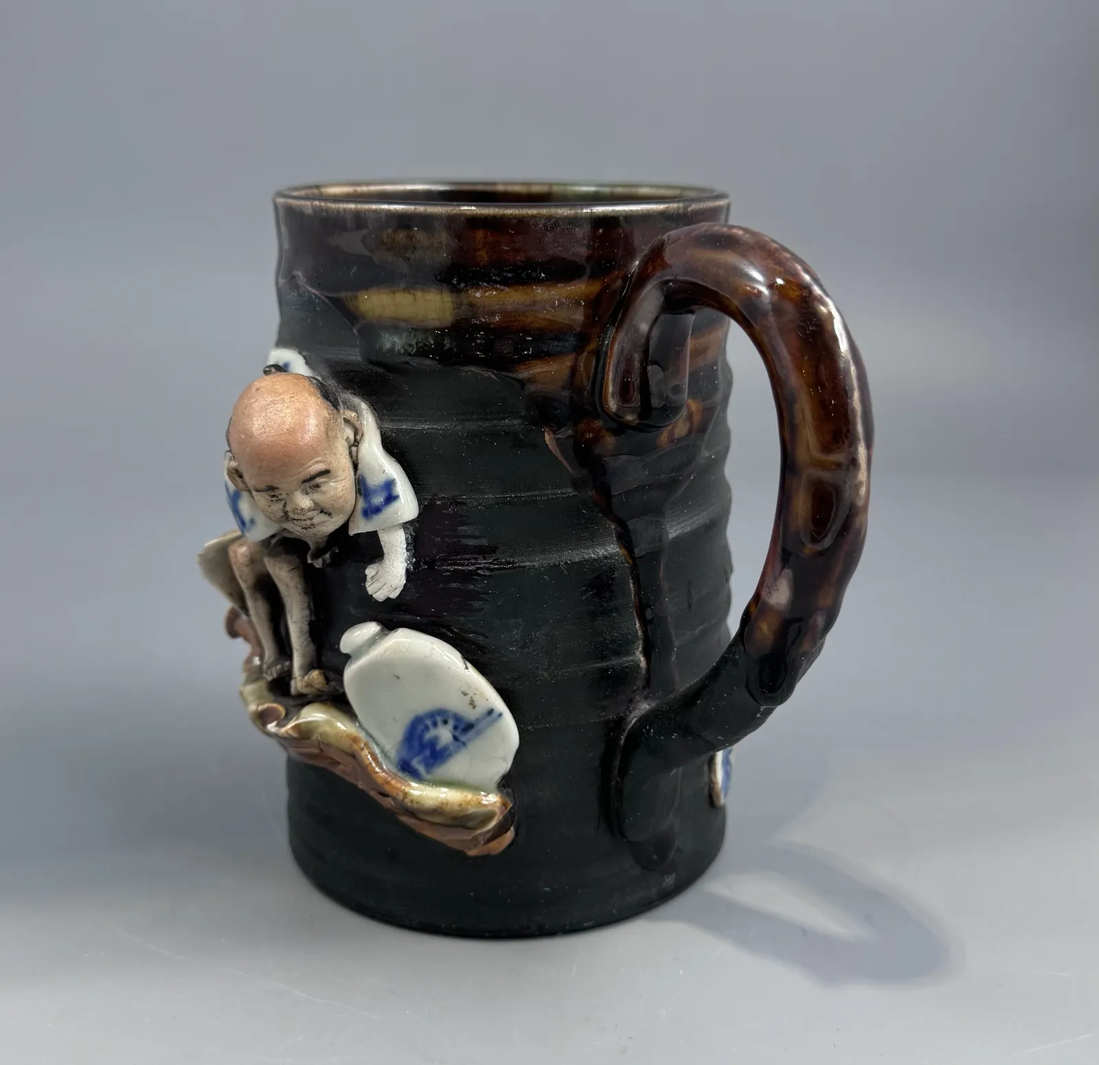 Large Sumida Gawa Mug With Applied Sennin Figure, Signed Ryōsai — Inoue Ryōsai Workshop, Meiji / Taishō Period photo 180.0