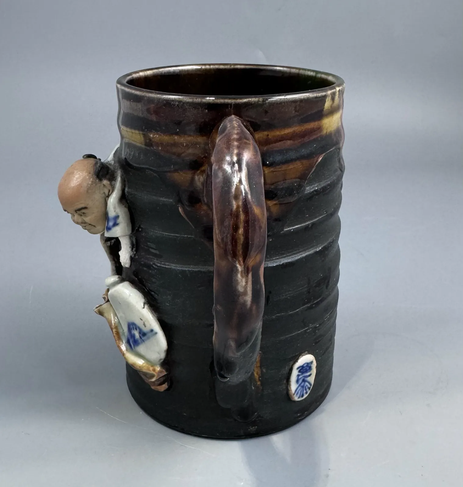 Large Sumida Gawa Mug With Applied Sennin Figure, Signed Ryōsai — Inoue Ryōsai Workshop, Meiji / Taishō Period photo vinterior