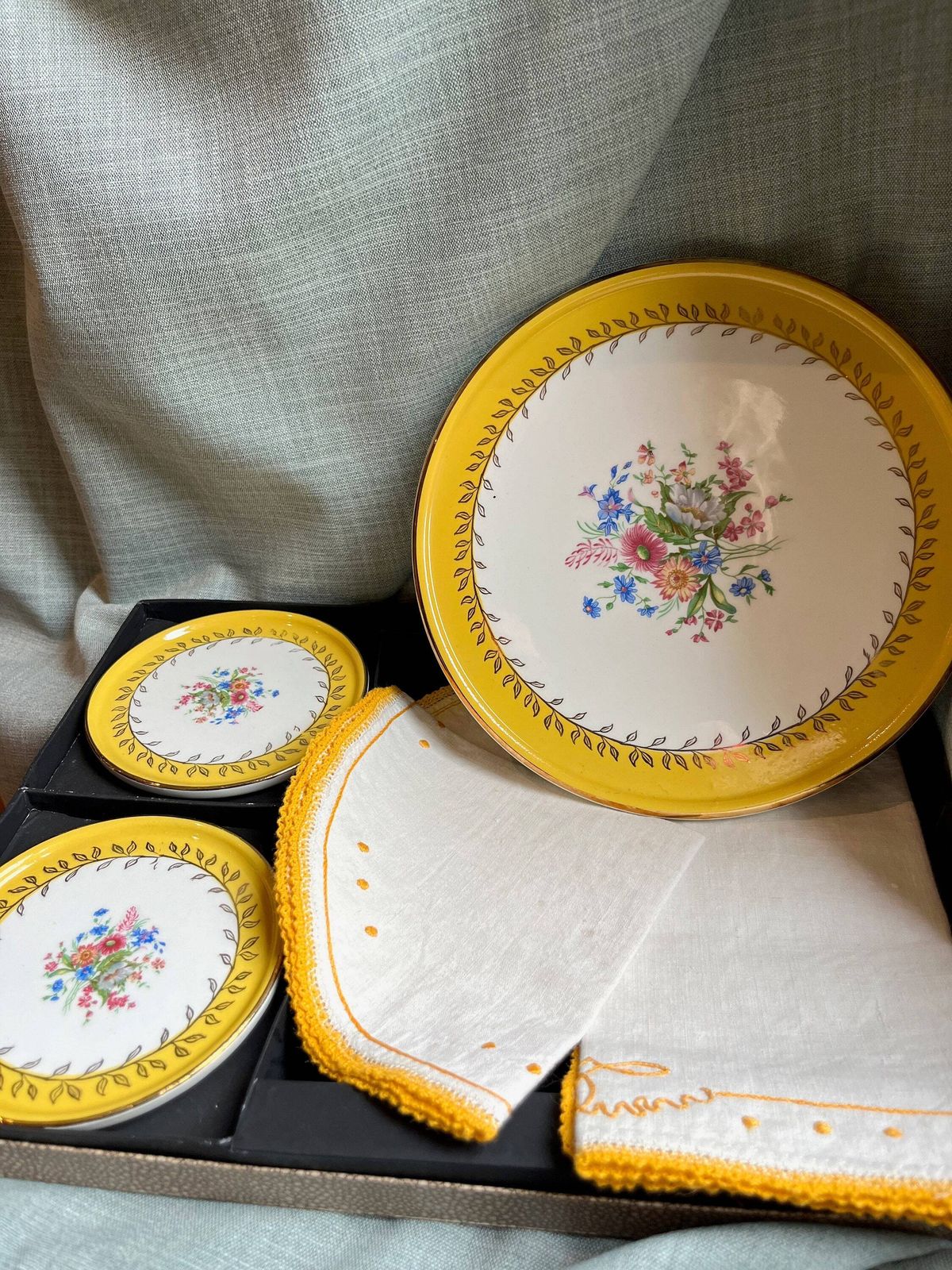 Coffret cadeau vintage Gien, dessous-de-plat et dessous-de-bouteille photo vinterior