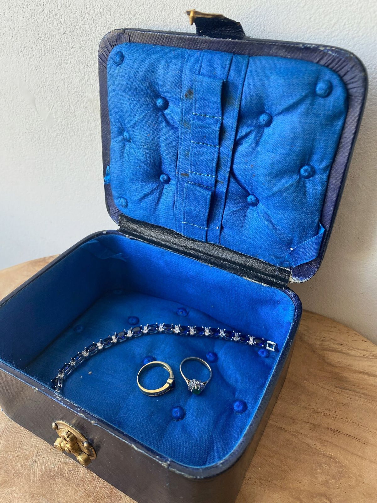 Boîte à bijoux d'époque française, intérieur en soie matelassée, cuir d'époque photo furniture