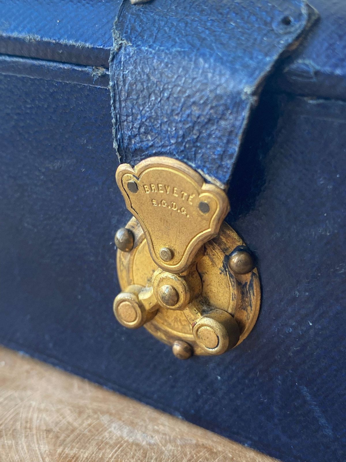 Boîte à bijoux d'époque française, intérieur en soie matelassée, cuir d'époque photo Décoration