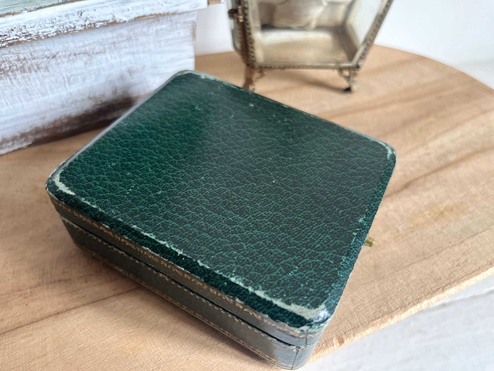 Antieke horlogebox met initialen photo vintage
