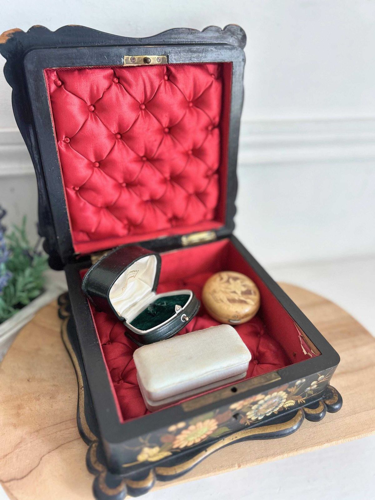 Boîte à bijoux d'époque française peinte à la main, soie capitonnée