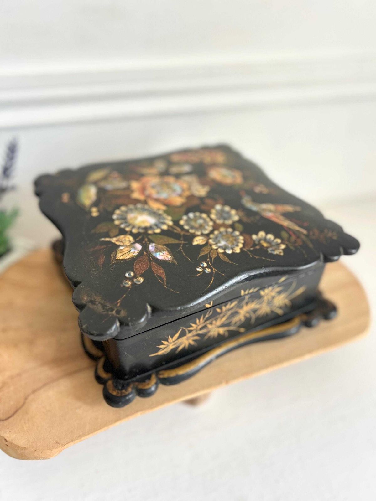 Boîte à bijoux d'époque française peinte à la main, soie capitonnée photo furniture